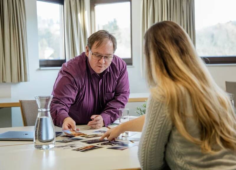 Ronald Neumayer im persönlichen Bewerbungscoaching an einem hellen Beratungstisch.