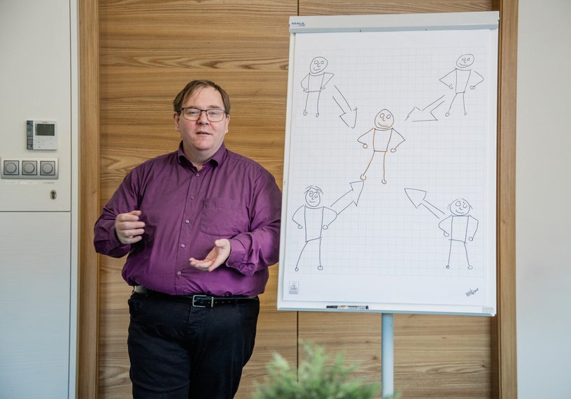 Ronald Neumayer arbeitet im Schulworkshop mit Flipchart und konkreten Übungen