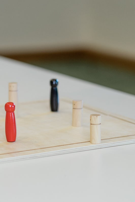 Figuren auf einem Systembrett als Arbeitsmaterial im Coaching