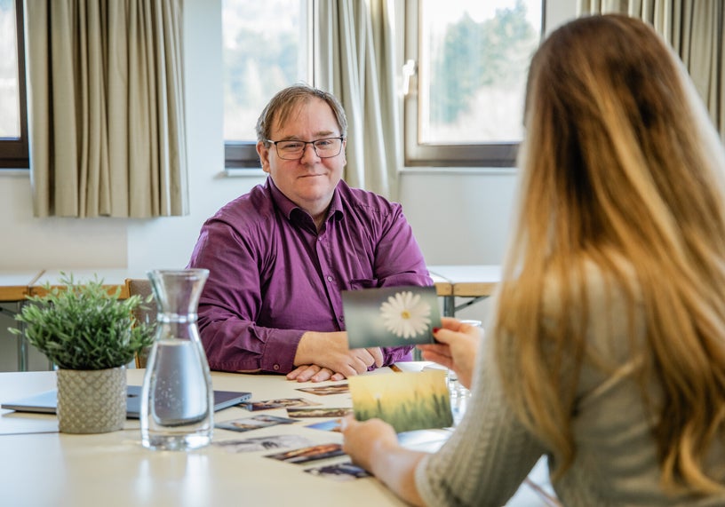Ronald Neumayer im persönlichen Austausch über Bewerbung, Recruiting und berufliche Entwicklung