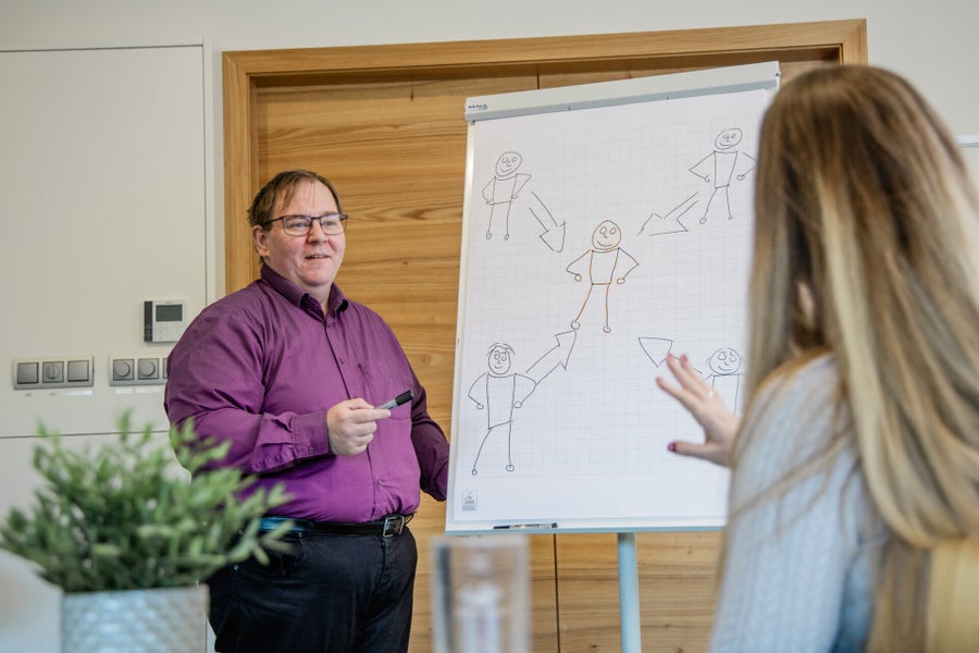 Ronald Neumayer leitet einen praxisnahen Bewerbungsworkshop