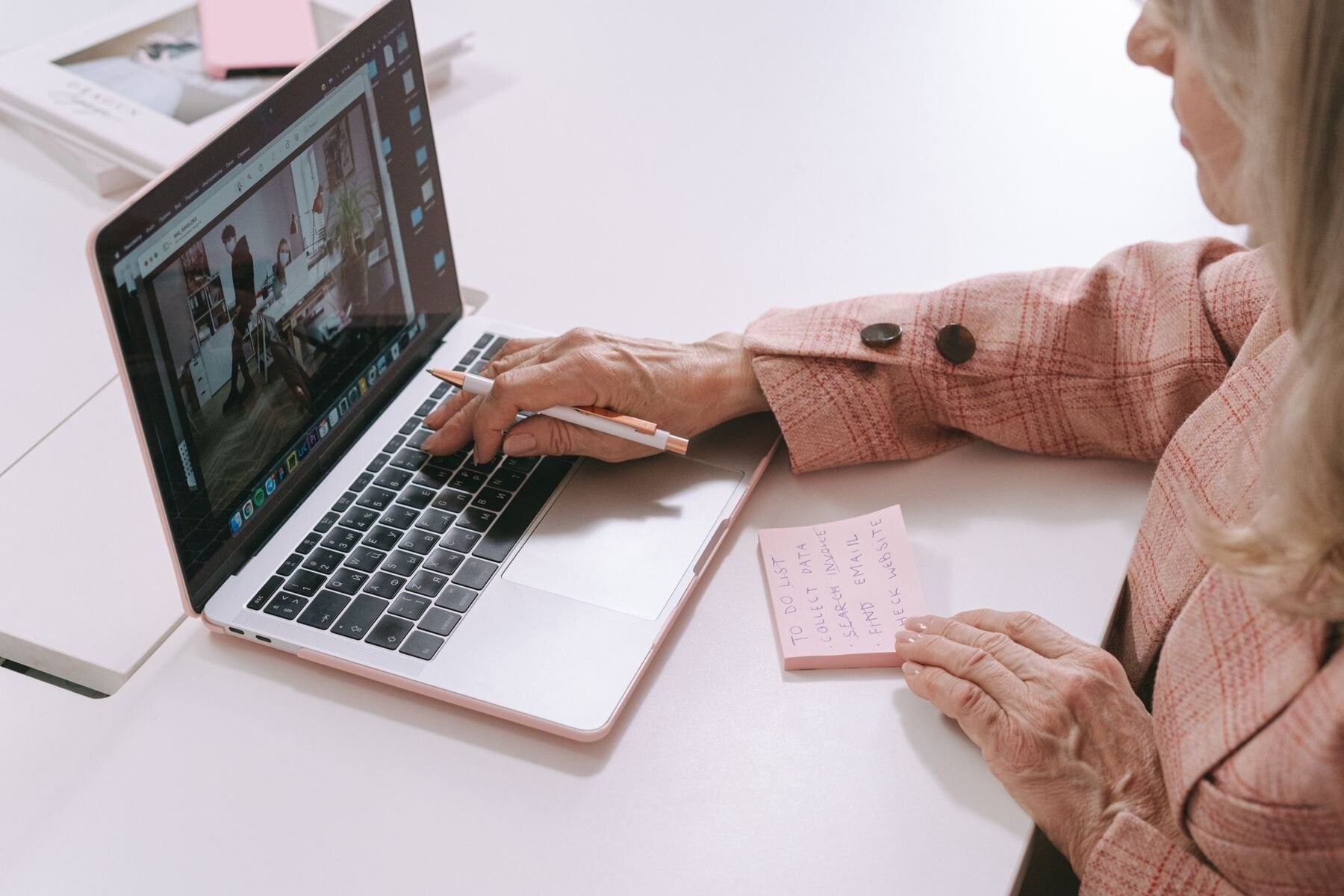Berufserfahrene Frau plant Weiterbildung und nächste Schritte mit Laptop und Notizen