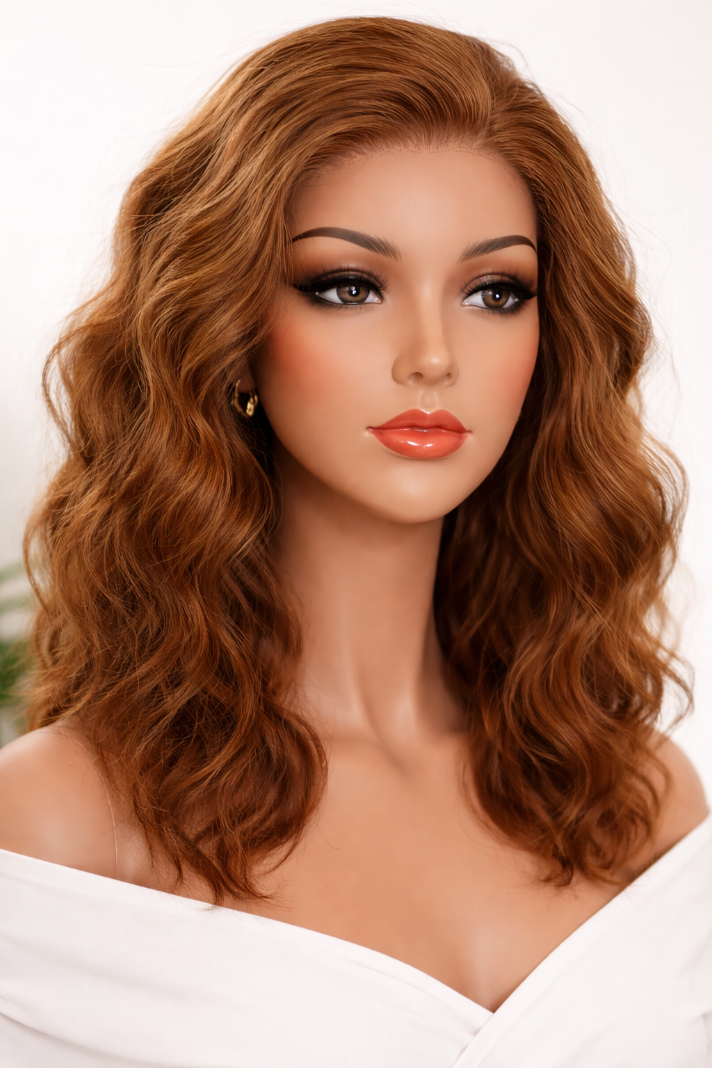 Élégance Bordeaux – Perruque courte noire en cheveux naturels vietnamiens, boucles souples et volume chic pour un rendu naturel et sophistiqué. Disponible chez Hairbymine à Bordeaux, sur rendez-vous.