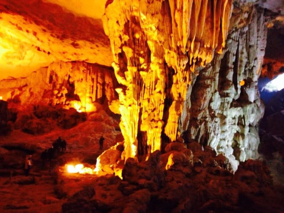 Imposantes, golden leiuchtendes Höhlensystem im Innneren der Höhle in Vietnam für authentische Markenstrategie.