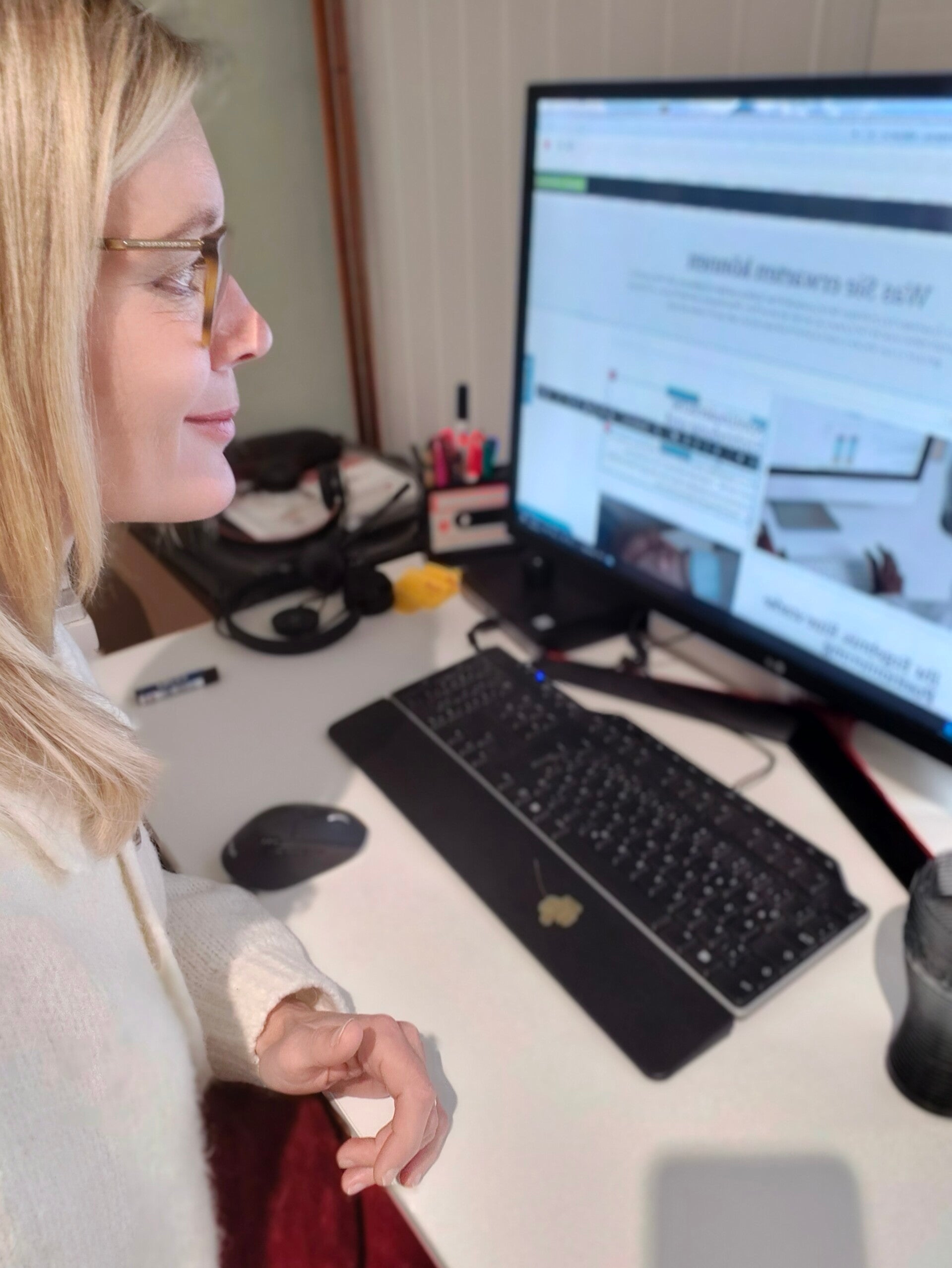 Moderner Remote-Arbeitsplatz mit Laptop und Strategiepapier für die digitalen Positionsierungs-Workshops.