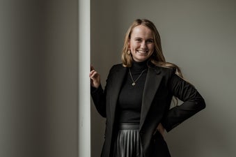 Administratieve ondersteuning. Hulp bij administratie. Verwerken van inkoopfacturen. Verwerken van verkoopfacturen. Bijhouden van debiteurenbeheer. Zelfstandig administrateur. Zelfstandige boekhouder. Opstellen omzetbelasting aangifte. Btw-aangifte. Accou