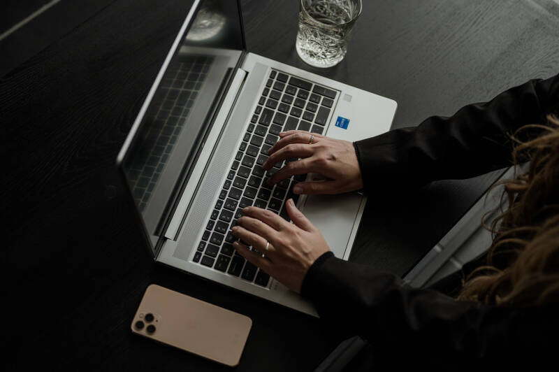 Administratieve ondersteuning. Hulp bij administratie. Verwerken van inkoopfacturen. Verwerken van verkoopfacturen. Bijhouden van debiteurenbeheer. Zelfstandig administrateur. Zelfstandige boekhouder. Opstellen omzetbelasting aangifte. Btw-aangifte. Accou