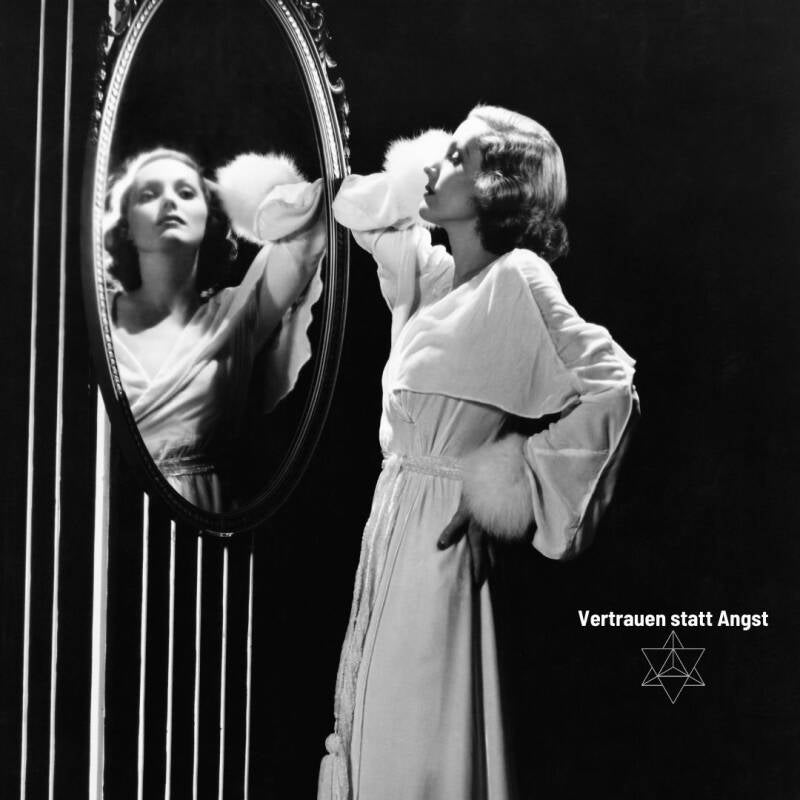 Vertrauen statt Angst-eine Dame schaut in den Spiegel