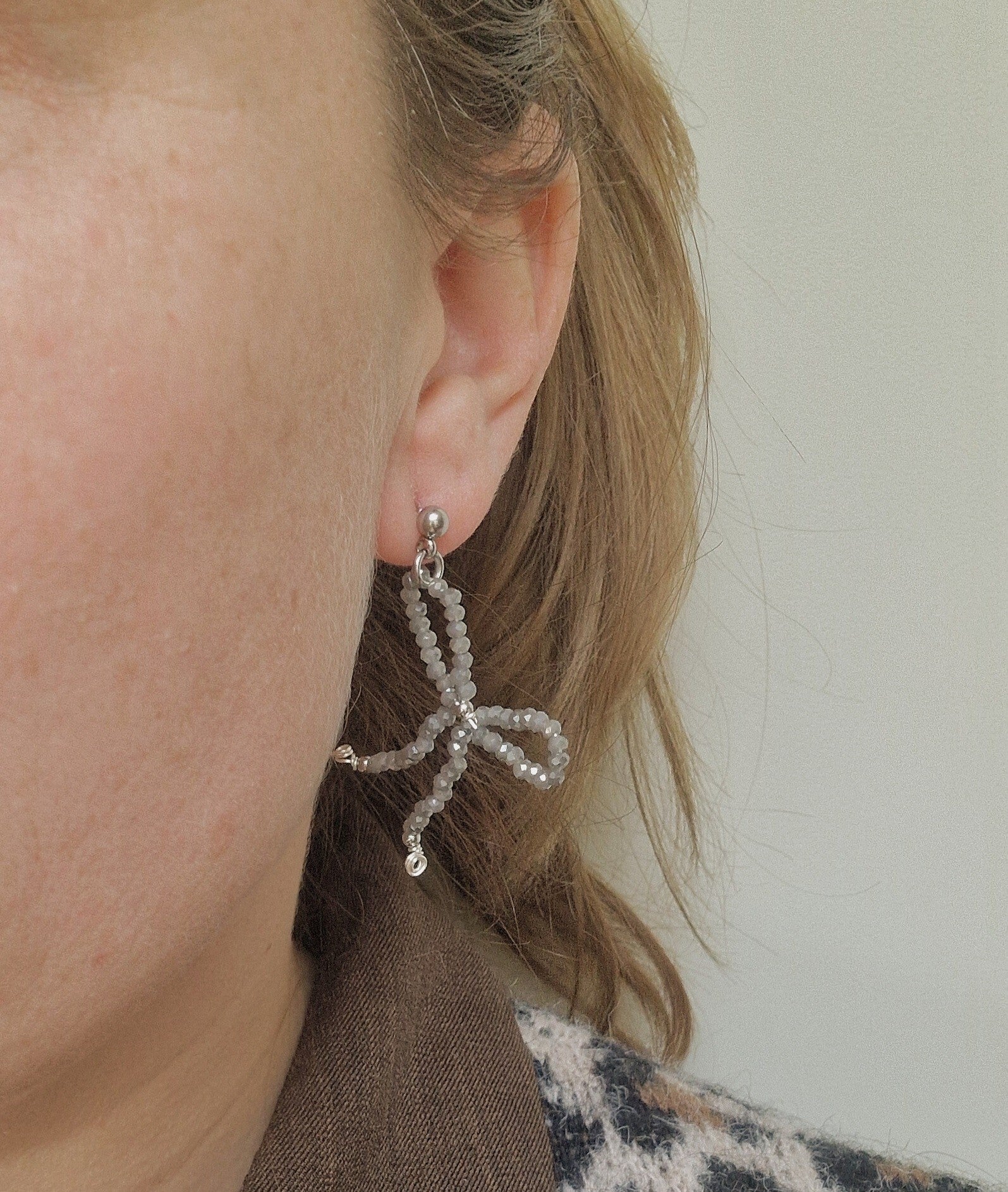 Grijze strikjes oorbellen