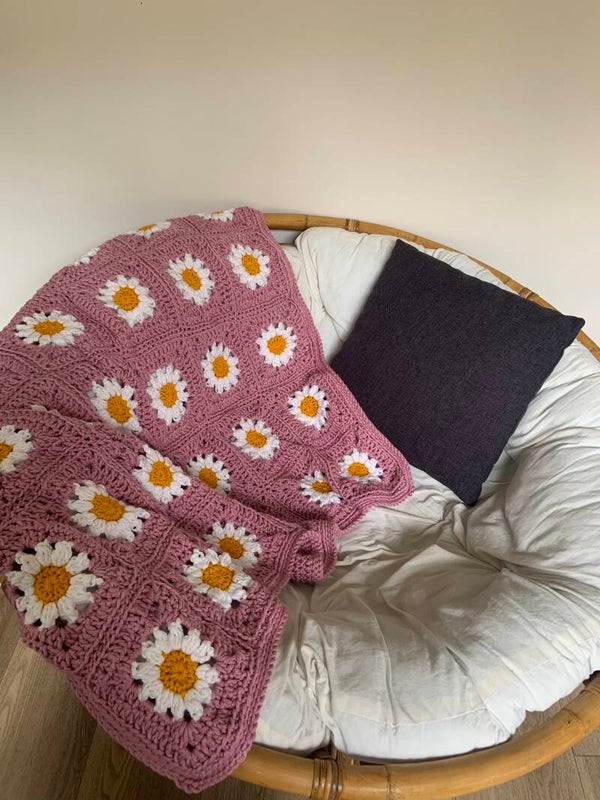 Daisy granny square blanket