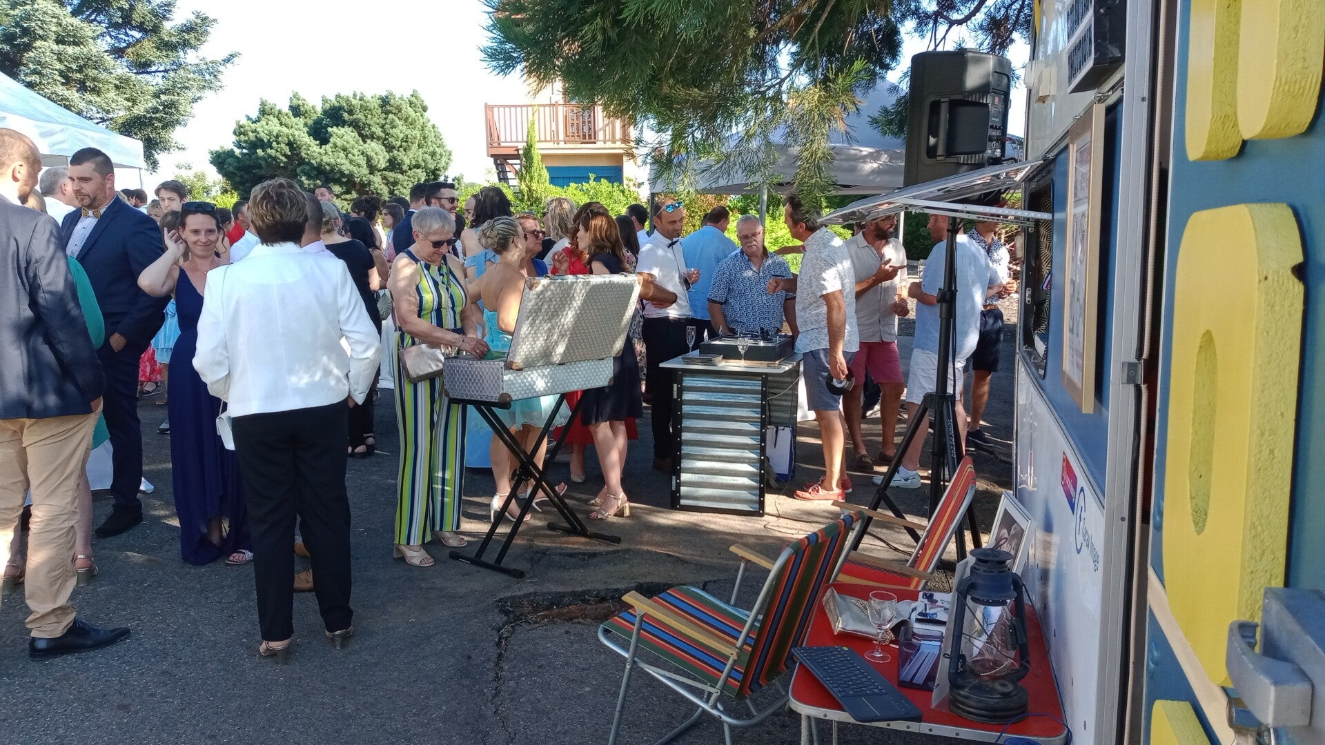 bar à vinyles et caravane photo
