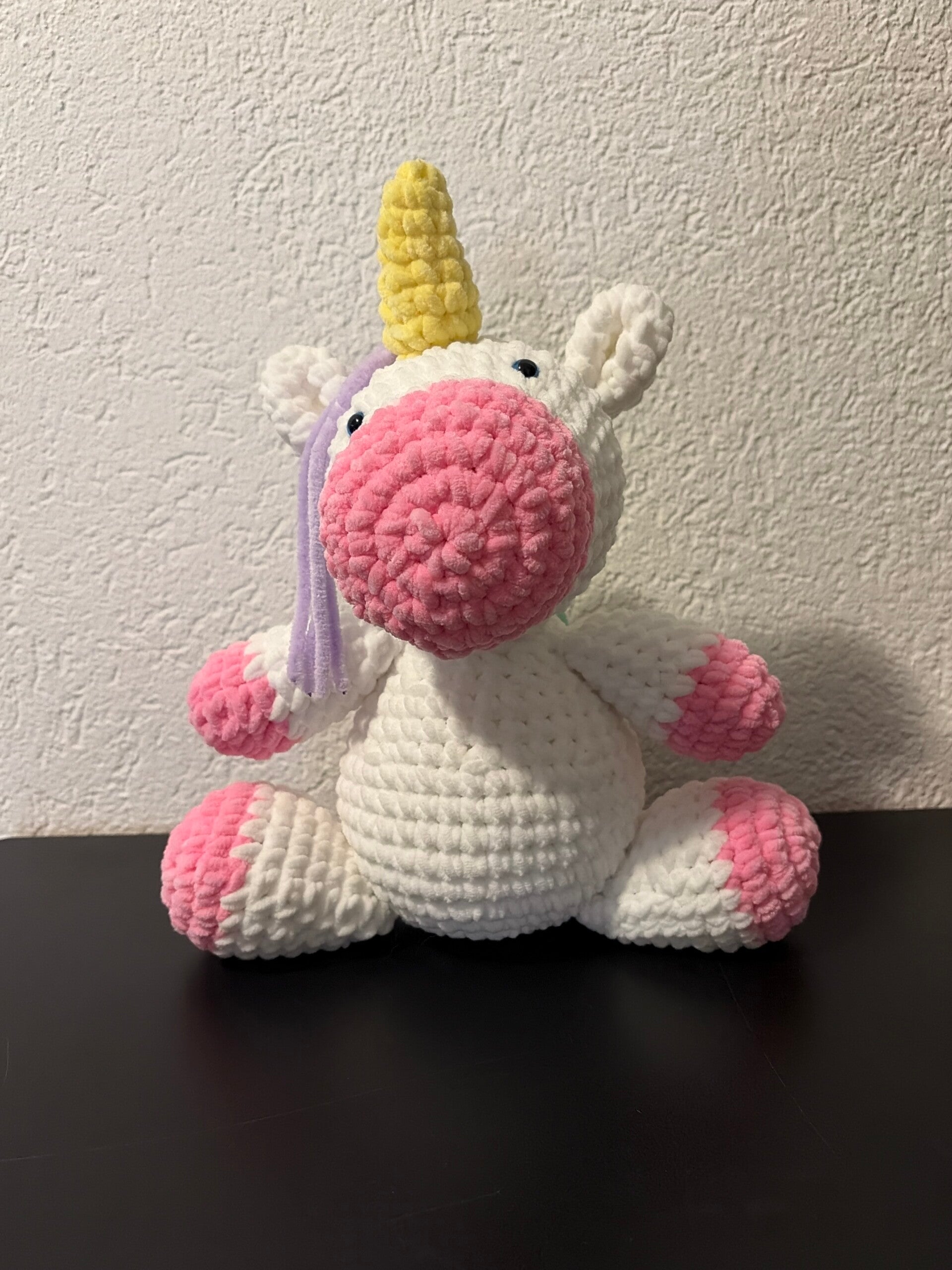 Handgehäkeltes Einhorn aus Chenille Wolle