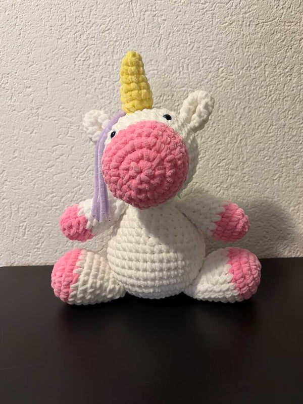Handgehäkeltes Einhorn aus Chenille Wolle