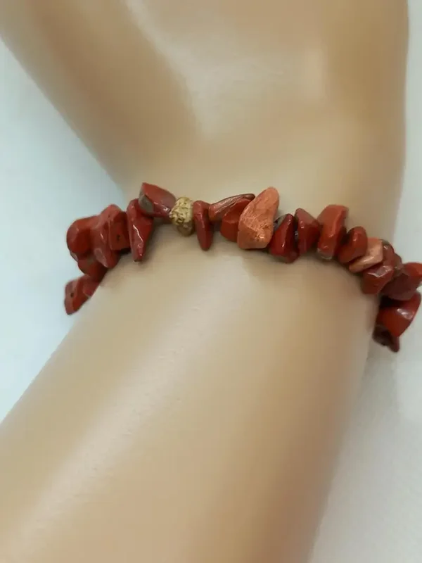 Bracciale elastico con jasper rosso e quarzo fragola