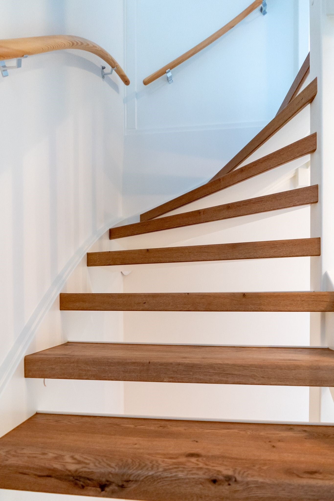 open trap met houten overzettreden