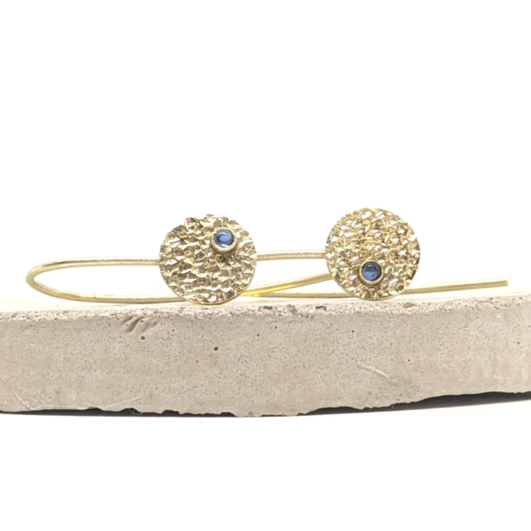 Gouden dot's D◦OR Anne oorhangers met saffier