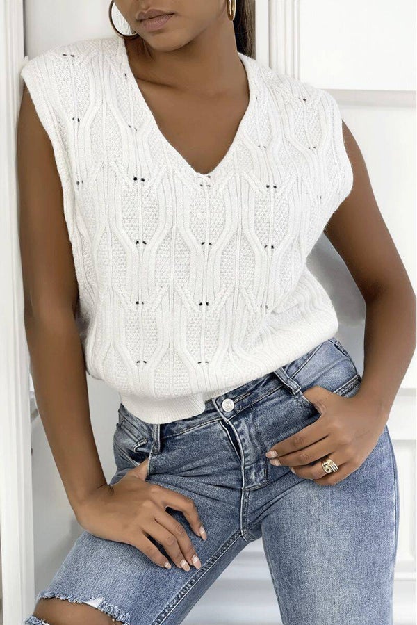 Pull blanc sans manche en col V avec joli motif tressé