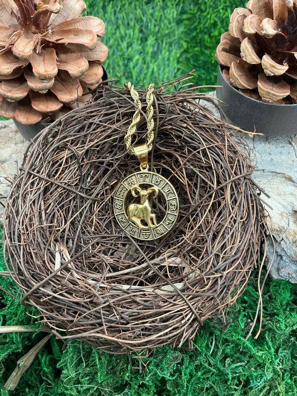 Collier et pendentif astrologique doré