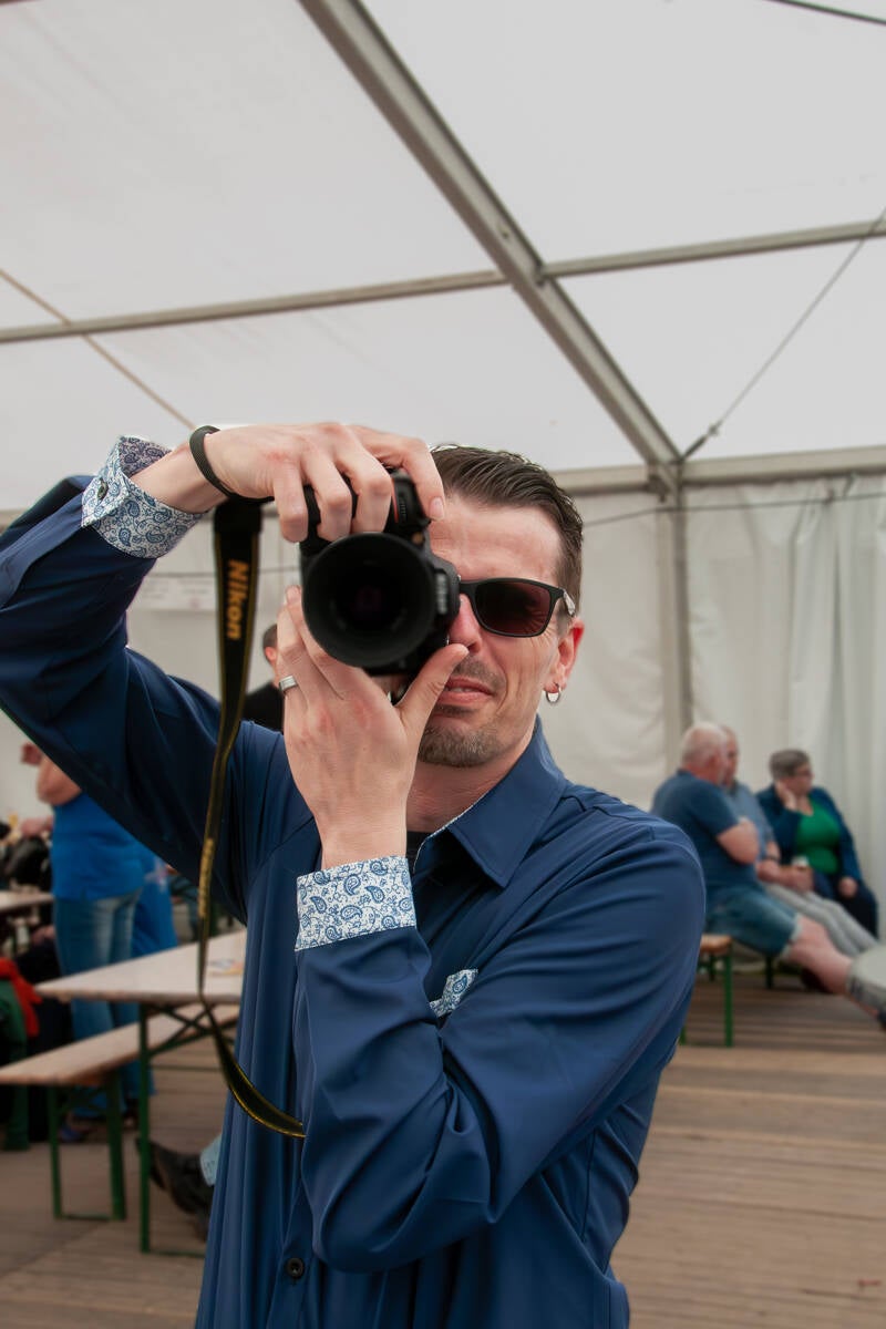 Portret van de fotograaf van Timeless Tales met camera in de hand, profielfoto voor de website.