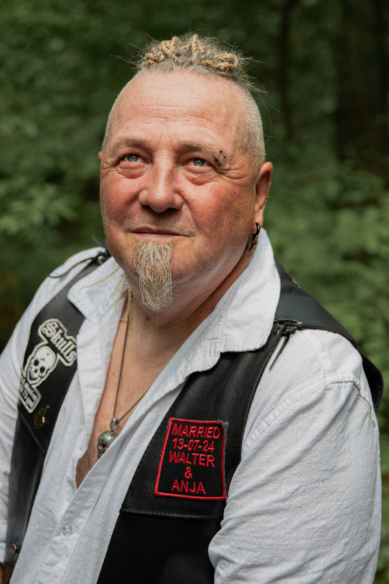 timeless-tales-alternatieve-bruidegom-biker-gilet-trouwdatum-jpg-standard.jpg