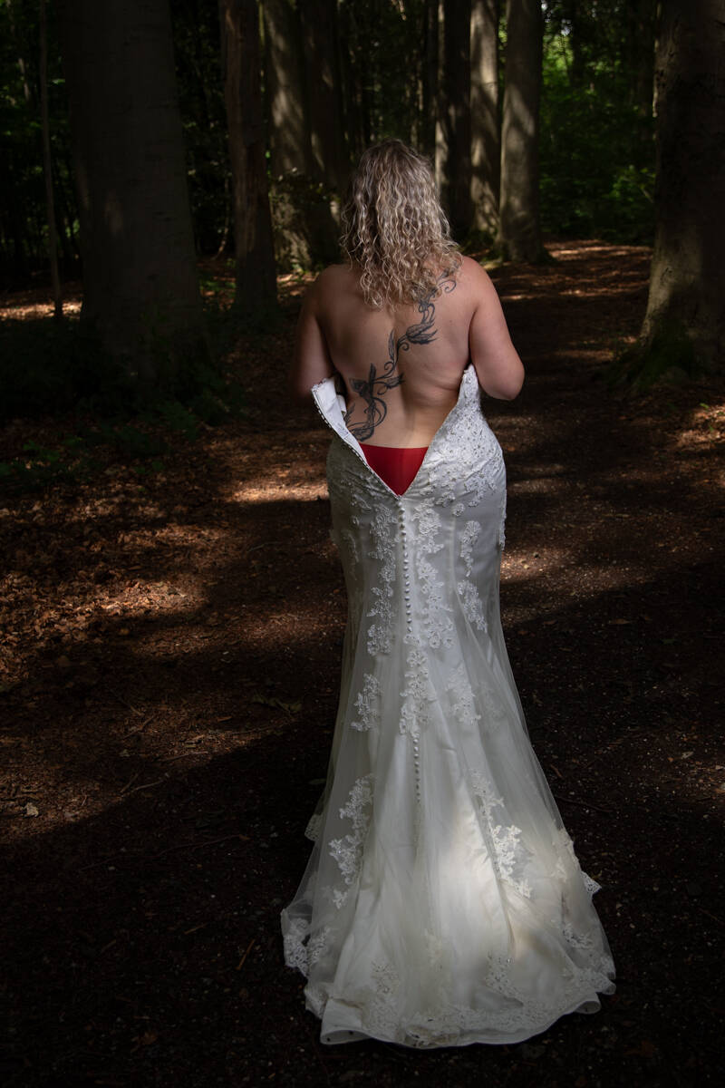 timeless-tales-bridal-empowerment-open-trouwjurk-rode-lingerie-tatoeage-jpg-standard.jpg