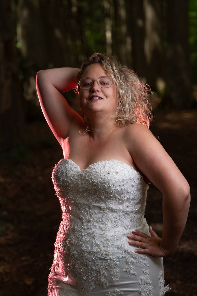 timeless-tales-bridal-empowerment-portret-trouwjurk-rood-tegenlicht-jpg-standard.jpg