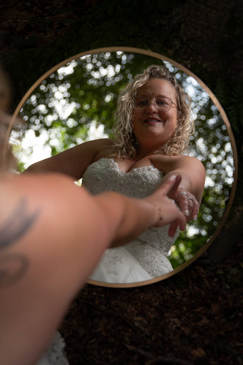 timeless-tales-bridal-empowerment-spiegel-bos-trouwjurk-jpg-standard.jpg