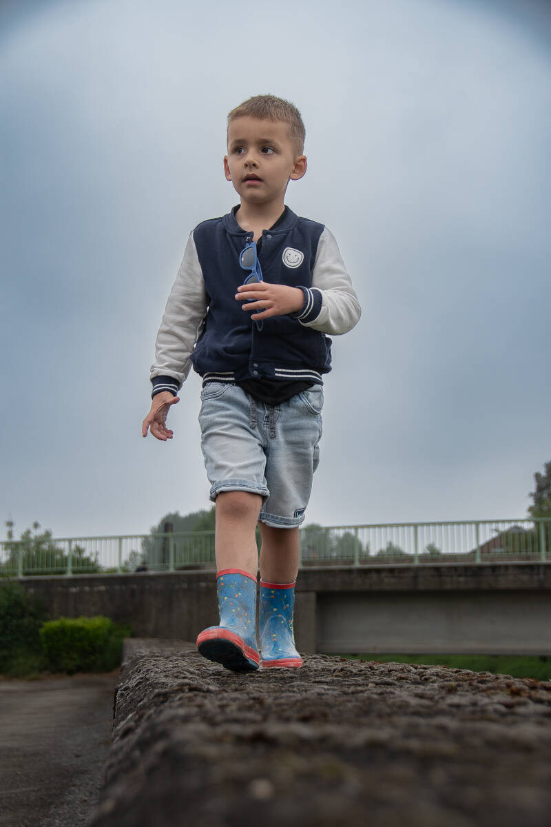 timeless-tales-communiefotografie-jongen-lentefeest-buitenlocatie-jpg-standard-b8tx2c.jpg