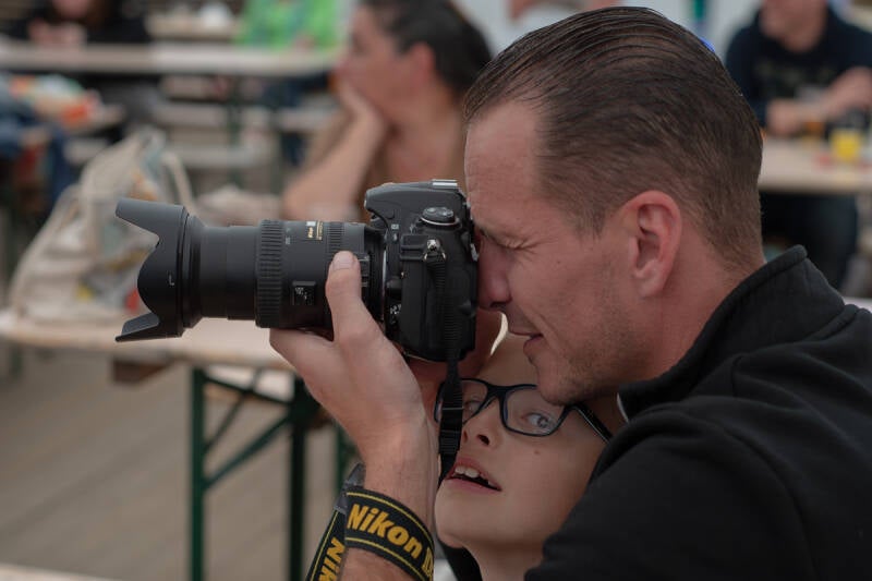 timeless-tales-gezinsfotografie-vader-zoon-camera-spontaan-jpg-standard.jpg