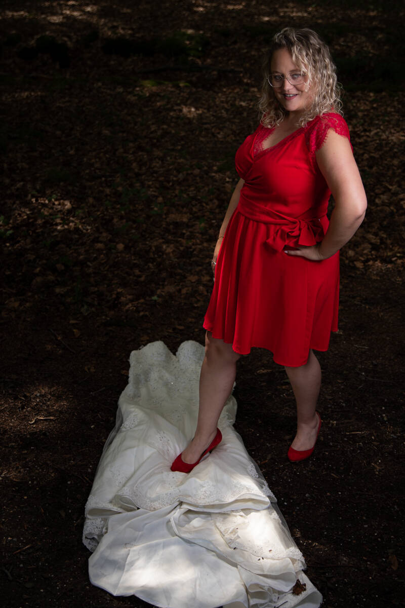 timeless-tales-trash-the-dress-bridal-empowerment-rode-jurk-voet-trouwjurk-jpg-standard.jpg