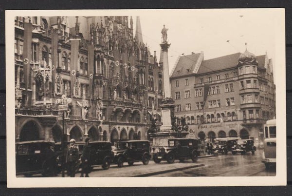 München Rathaus mit Fahnen geschmückt  (b145)