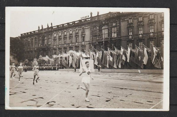 “Einlauf des Olympischen Feuers" BERLIN 14.8.36   (s24145)