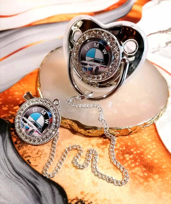 Tétine BMW Strass & Attache – Le Style Premium Dès le Berceau