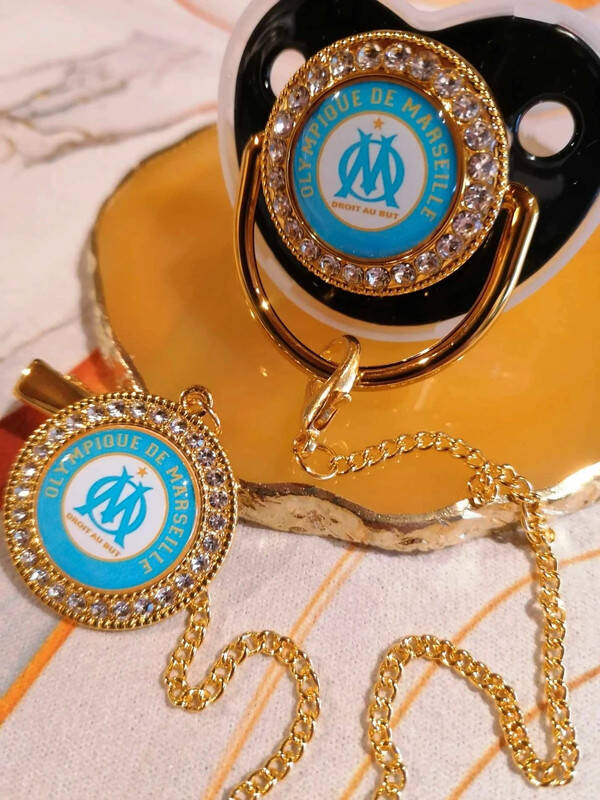Tétine Strass avec Attache Olympique de Marseille – Forme Physiologique – 5 Coloris Disponibles ⚽✨