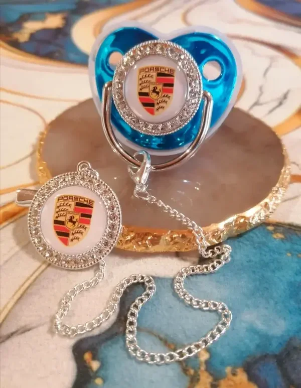 Tétine PORSCHE bébé avec attache style voiture sportive luxe – forme physiologique – sucette originale – taille unique – 5 couleurs disponibles