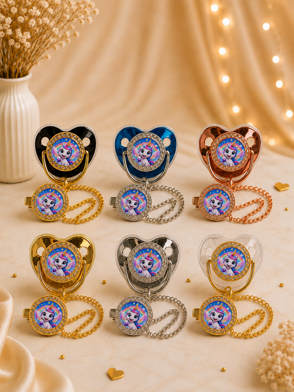 🦄✨ Tétine Strass Licorne Baby – Un monde magique dès les premiers jours  Offrez à bébé une tétine originale inspirée de l'univers des licornes, imaginée par LTDF Creation. Un accessoire doux, féerique et élégant qui apporte une touche de magie au quotidi