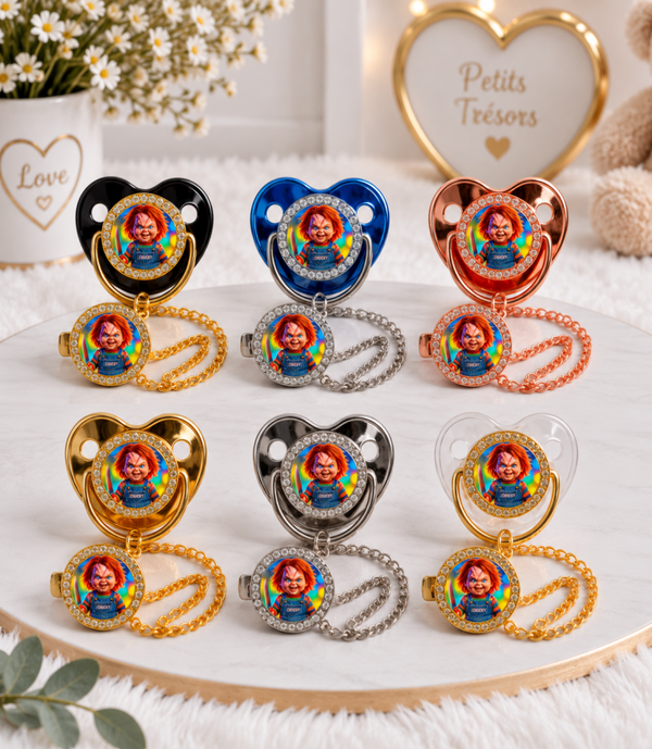 Tétine Strass Baby inspirée de l’univers Chucky – Une tétine bébé originale et décaléeTétine Strass Baby inspirée de l’univers Chucky – Une tétine bébé originale et décalée