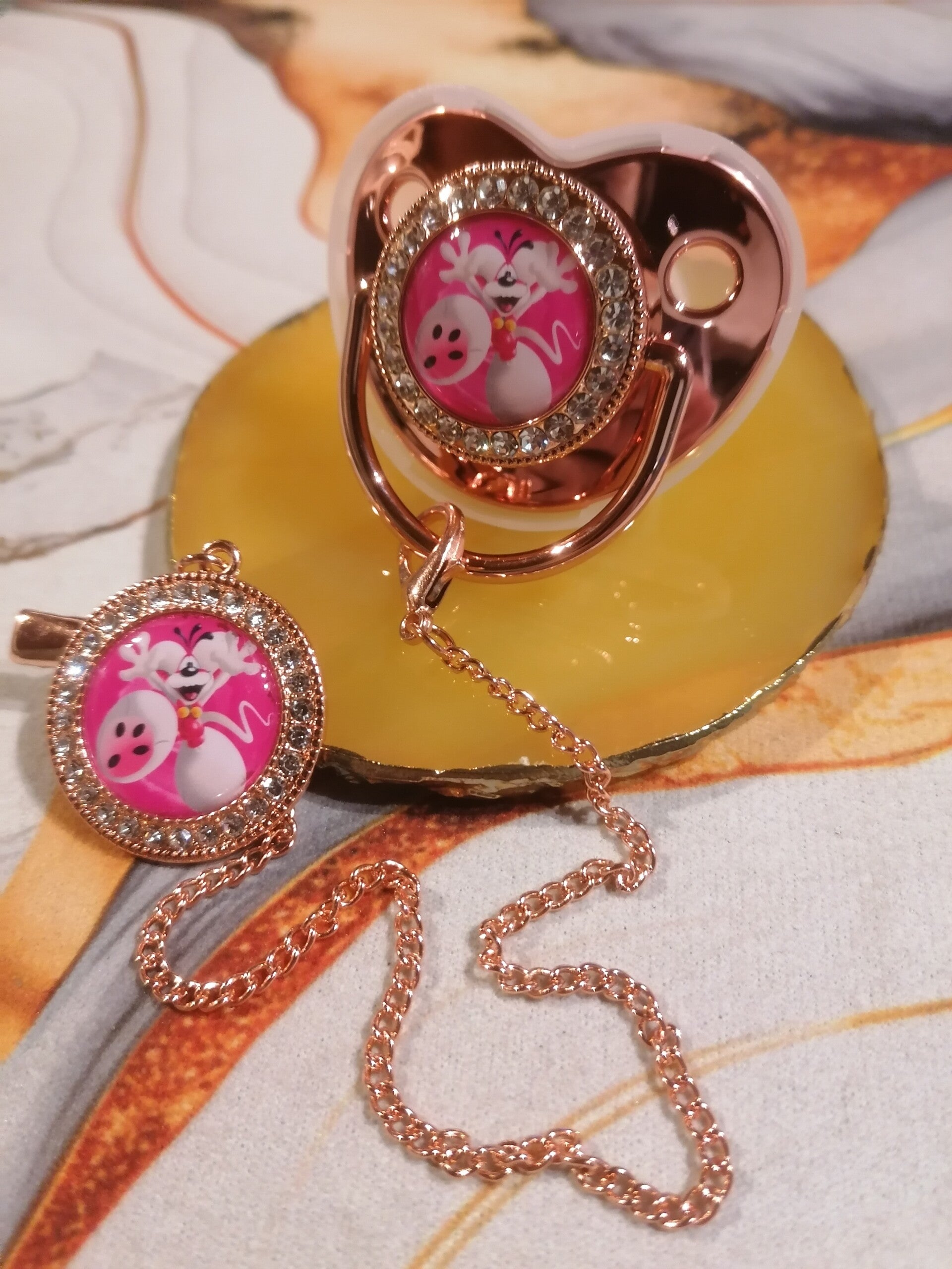 Tétine avec attache style Diddl – Forme physiologique bébé | 5 couleurs disponibles