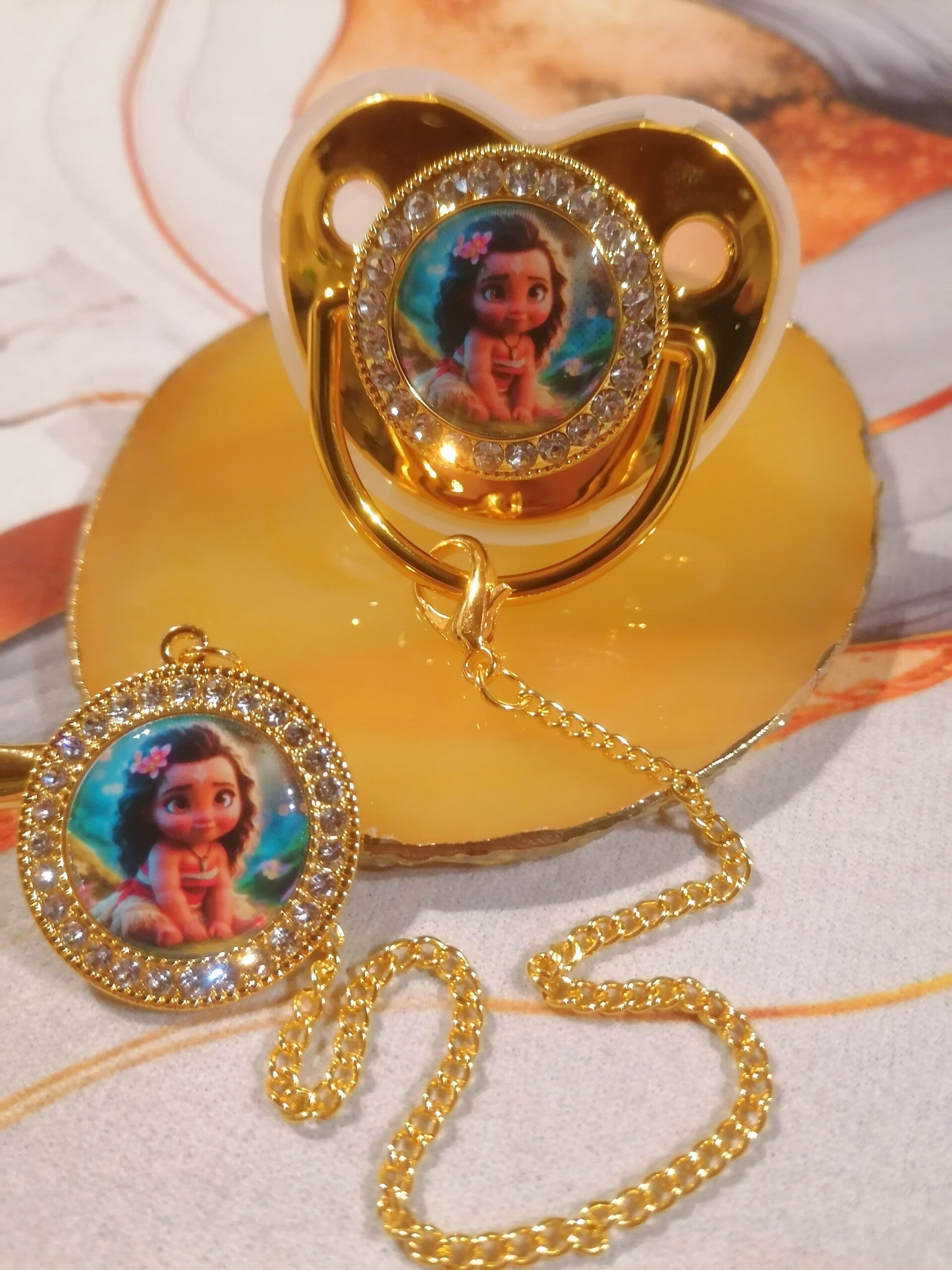 Tétine avec attache style Vaiana – Forme physiologique bébé | 5 couleurs disponibles