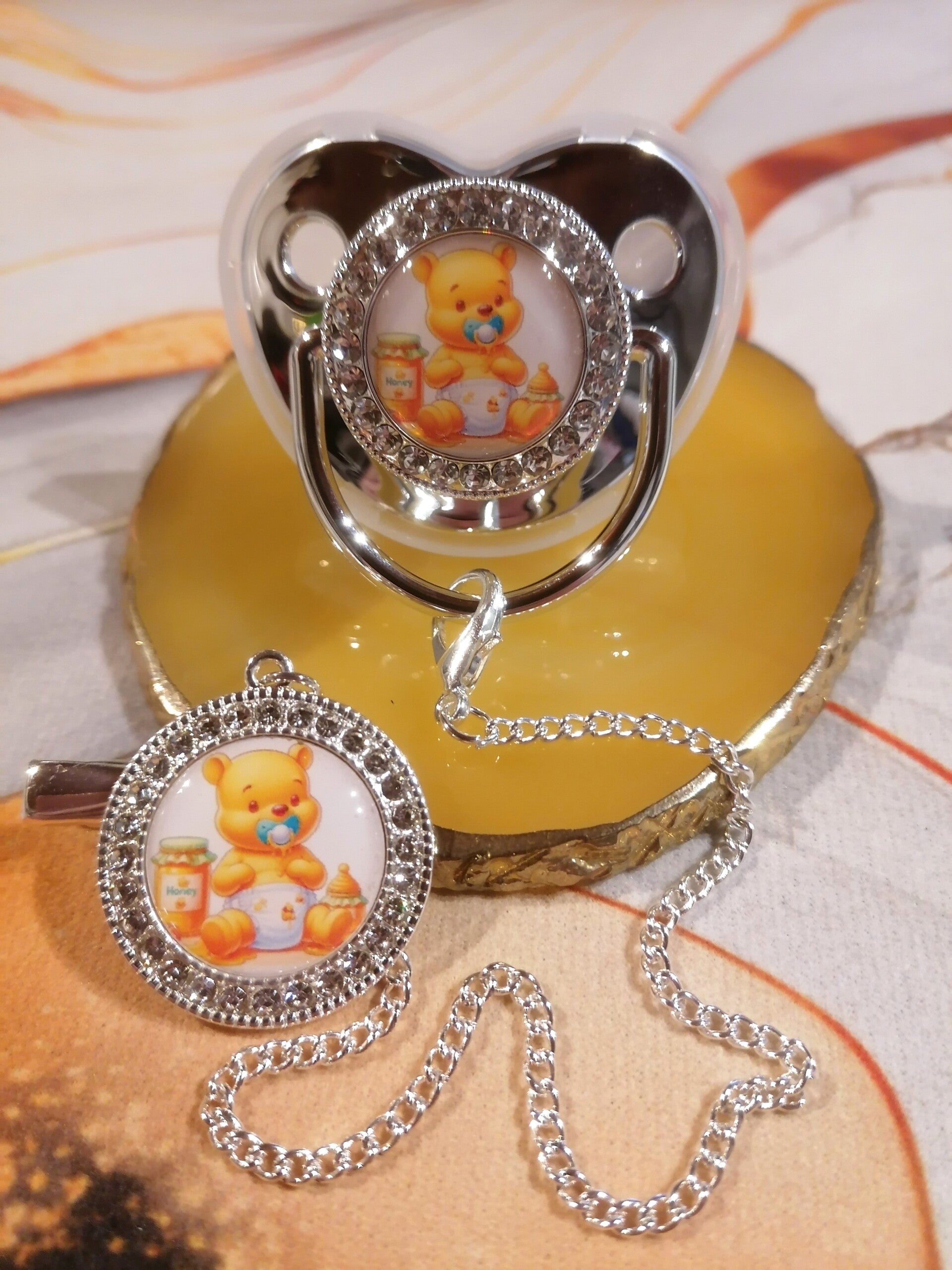 Tétine avec attache style Winnie l’Ourson – Forme physiologique bébé | 5 couleurs disponibles