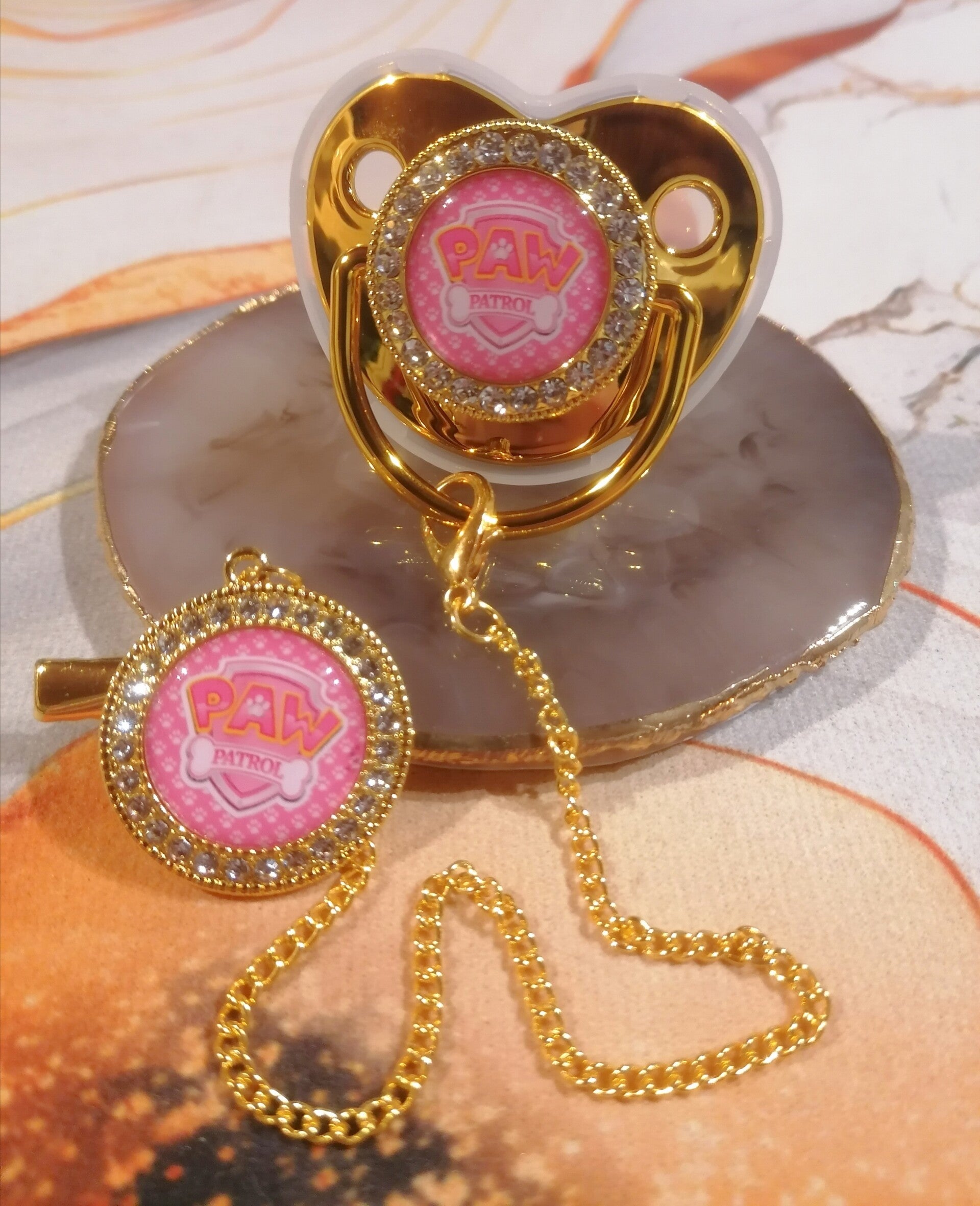 Tétine avec attache logo Pat Patrouille rose – Forme physiologique bébé fille | 5 couleurs disponibles