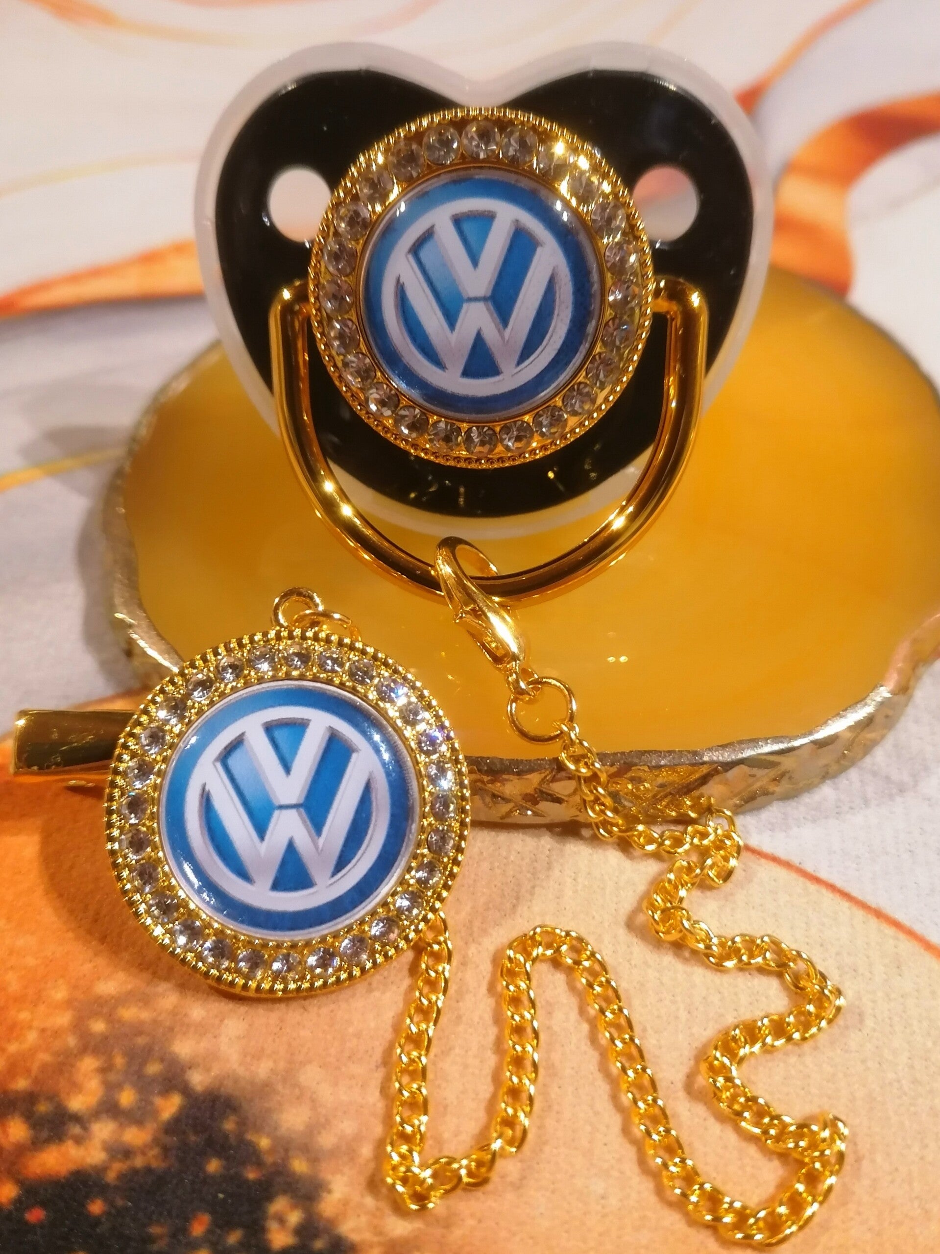 Tétine Strass Bleue avec Attache Volkswagen – Forme Physiologique – 5 Coloris Disponibles 🚗✨