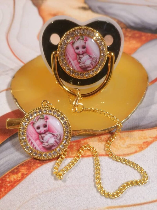 Tétine avec attache style Groot rose – Forme physiologique bébé | 5 couleurs disponibles