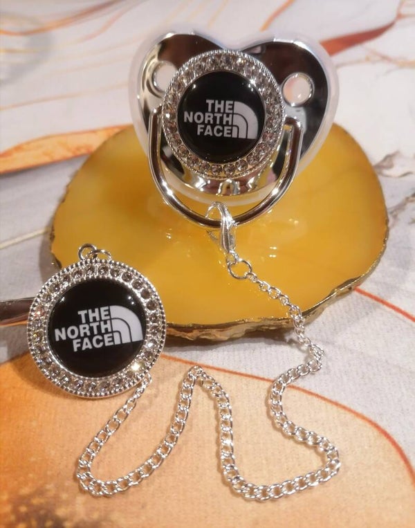 Tétine avec attache style The North Face forme physiologique – 5 couleurs disponibles