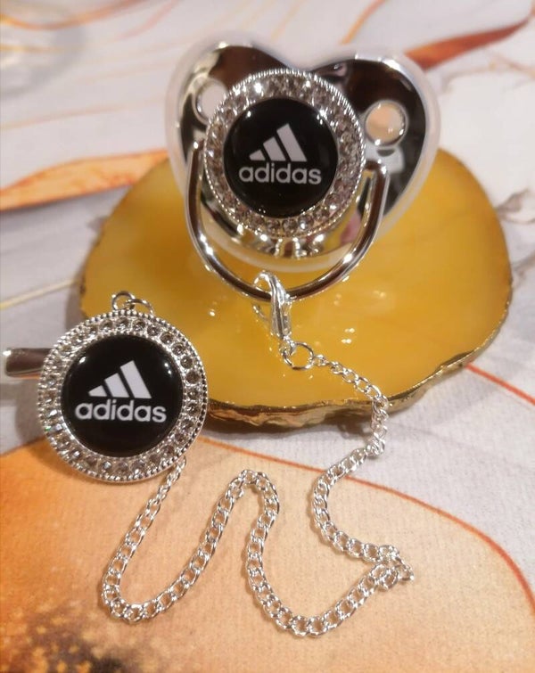 Tétine avec attache Adidas forme physiologique – 5 couleurs disponibles