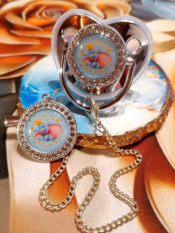 Tétine Strass avec Attache Dumbo – Forme Physiologique – 5 Coloris Disponibles ✨