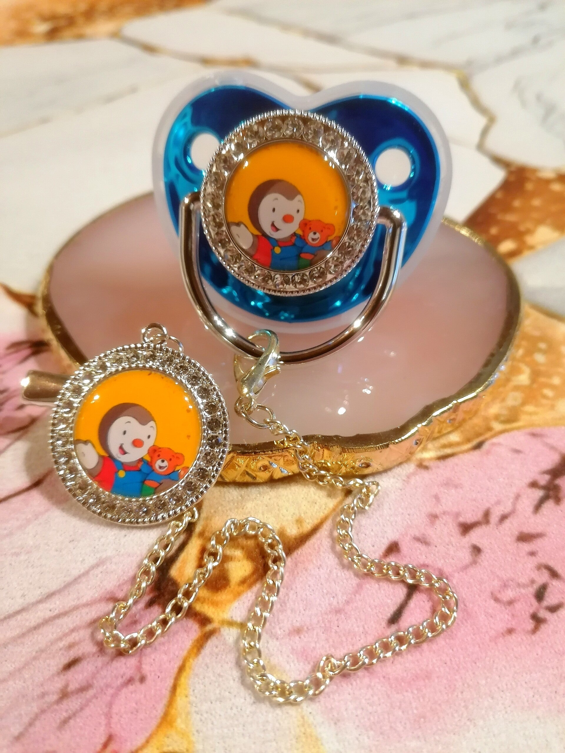 Tétine Strass avec Attache T'choupi – Forme Physiologique – 5 Coloris Disponibles ✨