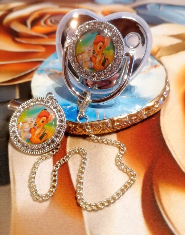 Tétine Strass Disney Bambi avec Attache – Forme Physiologique – 5 Coloris Disponibles ✨