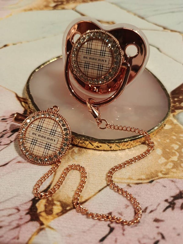 Tétine physiologique avec attache style Burberry – Taille unique – 5 couleurs | LTDF Création