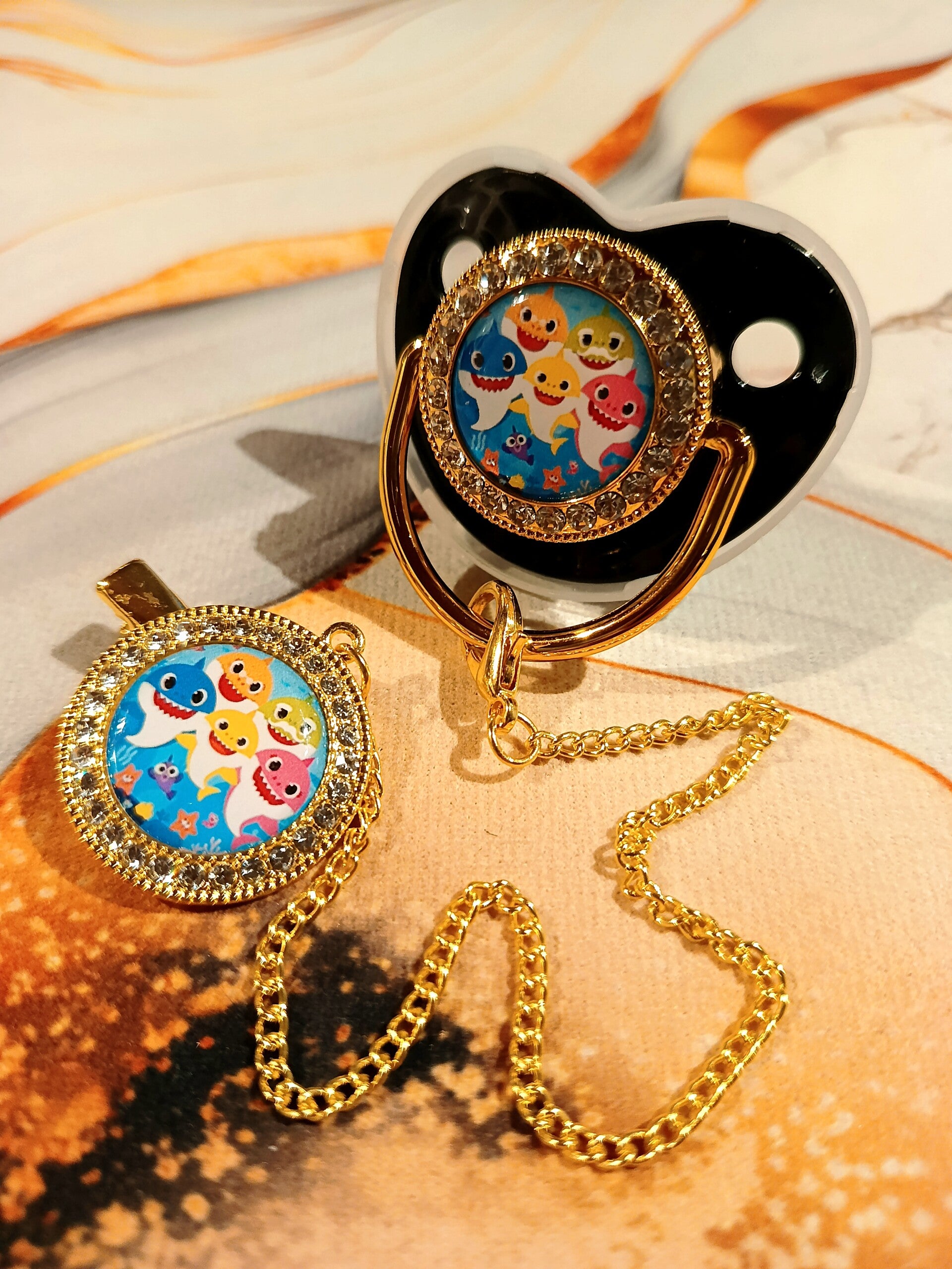 Tétine Baby Shark bébé physiologique – Taille unique, 5 couleurs disponibles | Sucette bébé design & confort optimal